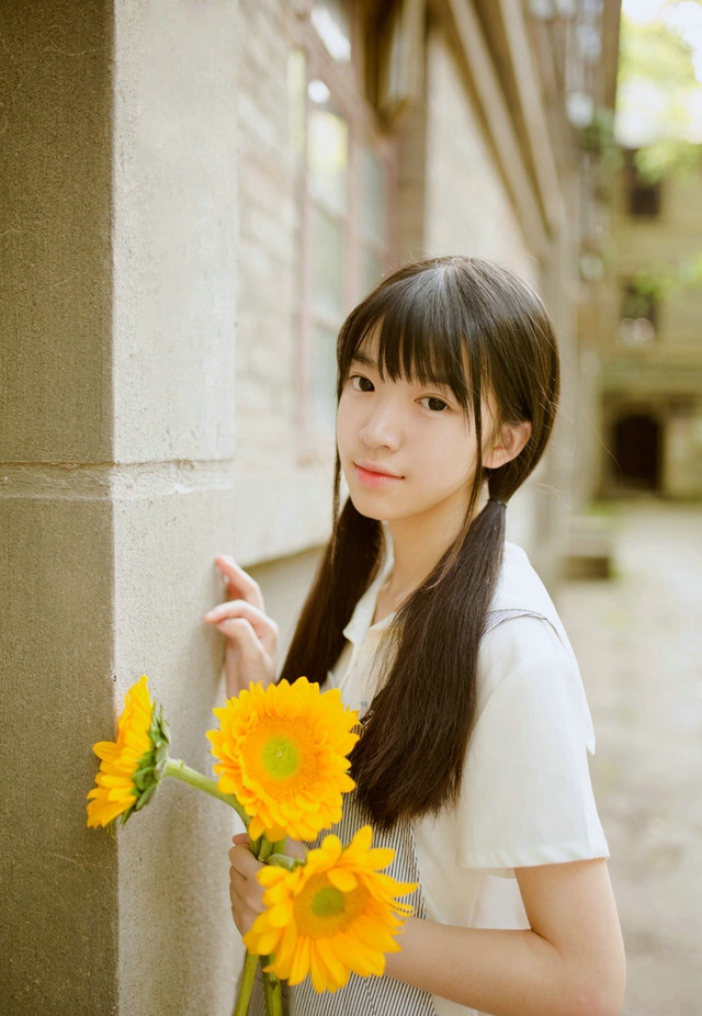 拿着向日葵的清纯女孩马尾清新可爱