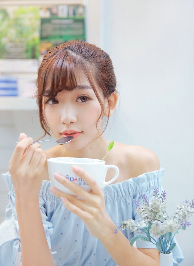 安静的清纯小妹潇潇节日里的休闲时光