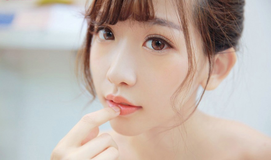 安静的清纯小妹潇潇节日里的休闲时光