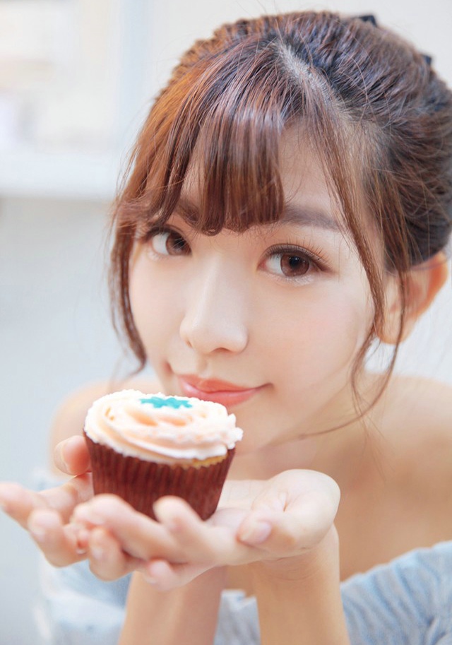 安静的清纯小妹潇潇节日里的休闲时光