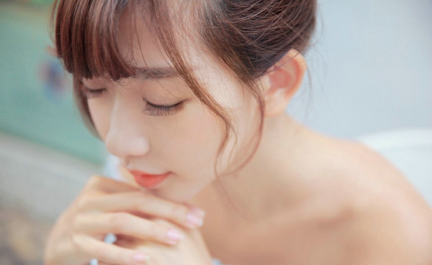 安静的清纯小妹潇潇节日里的休闲时光
