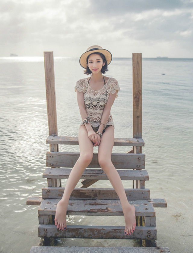 草帽美女海边透明蕾丝装性感写真