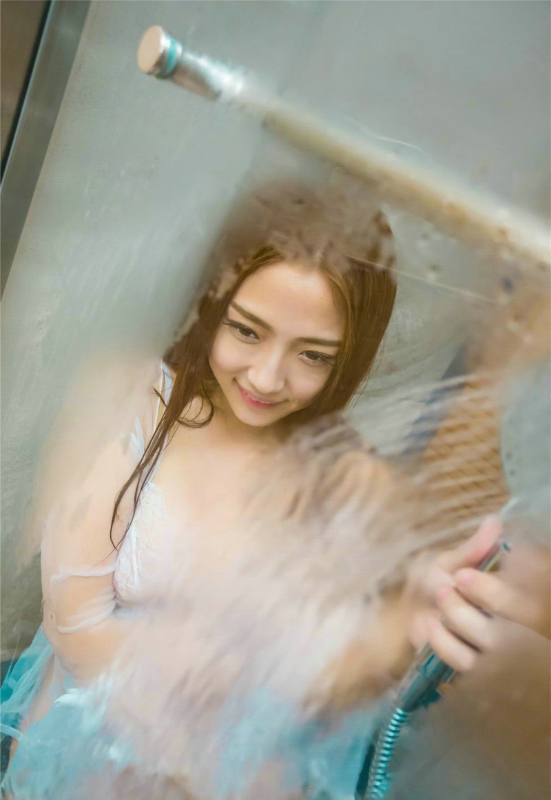 尤物Elma梦浴室透视白纱湿身魅惑美胸