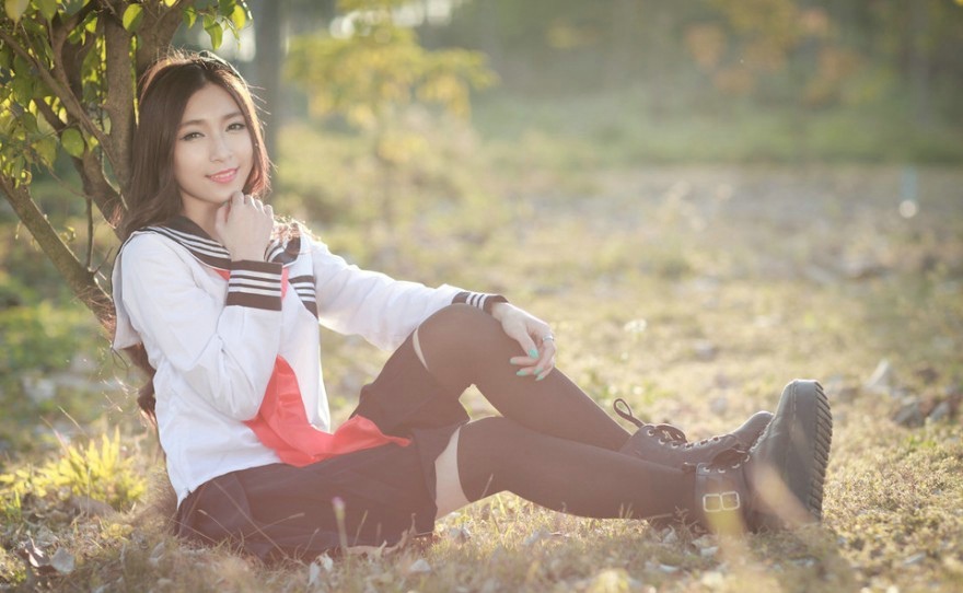 清纯长发妹子回忆校园的阳光欢乐时光