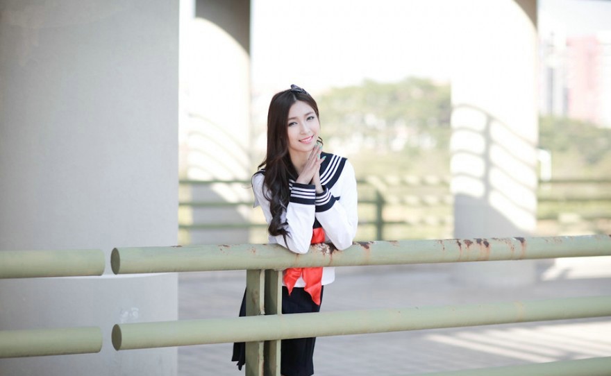 清纯长发妹子回忆校园的阳光欢乐时光