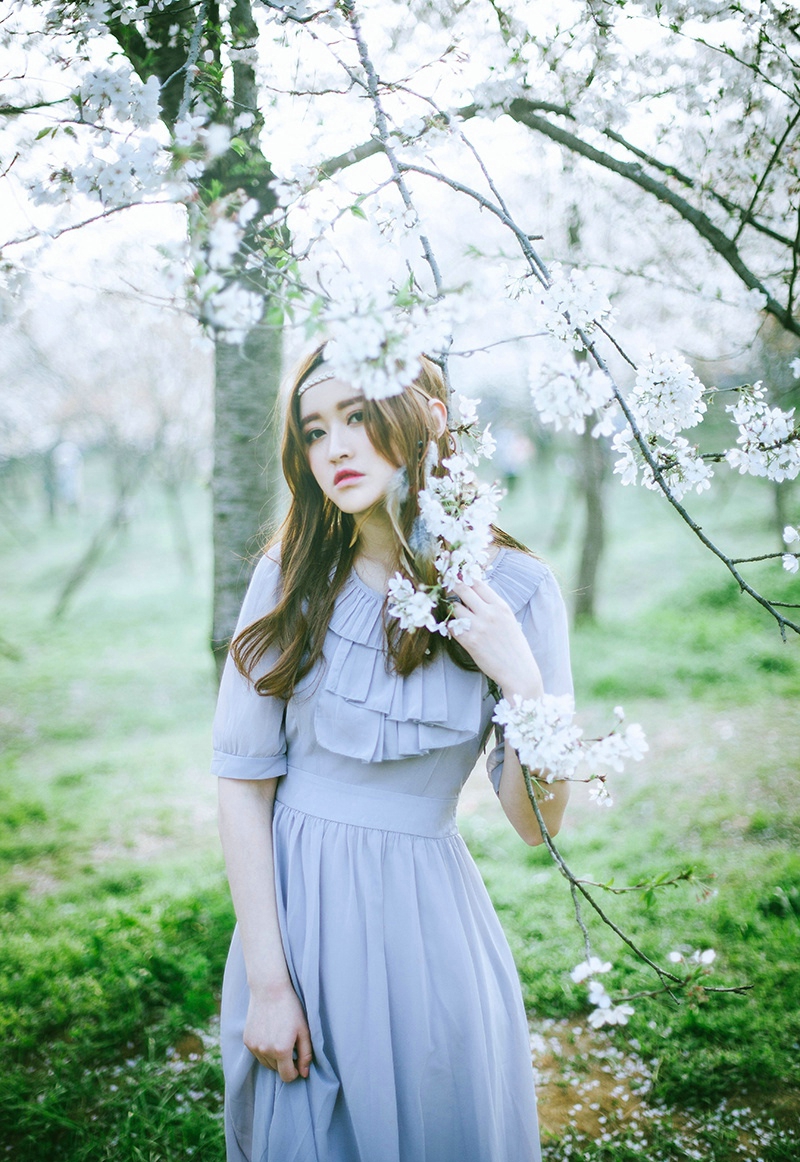 长发美女樱花树下轻纱长裙意境写真
