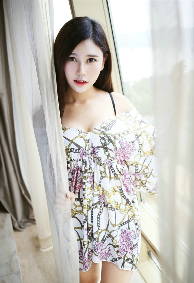 白皙美女Milk楚楚性感花色连衣裙私房清新写真