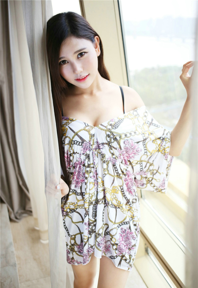 白皙美女Milk楚楚性感花色连衣裙私房清新写真