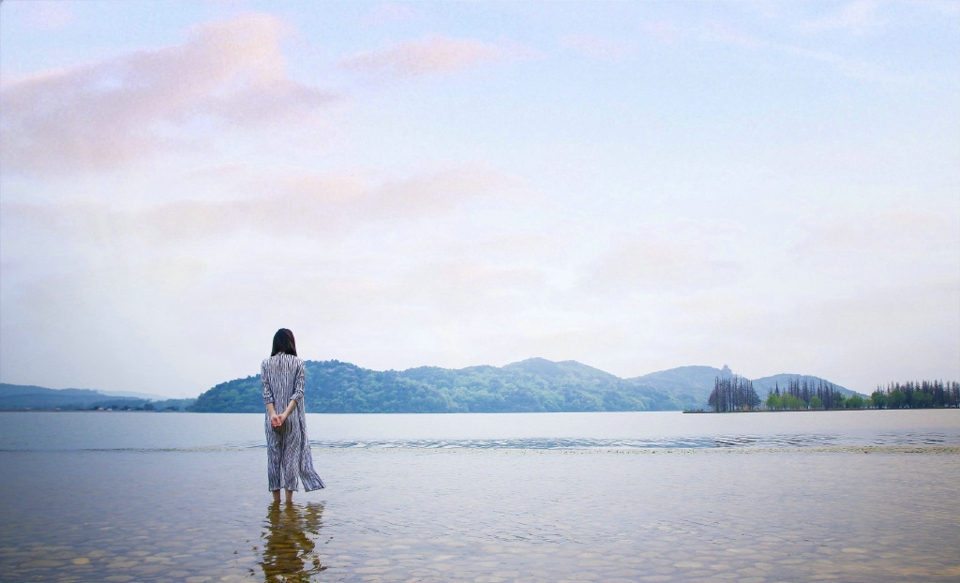 气质美女海边衬衫红唇自由随性写真