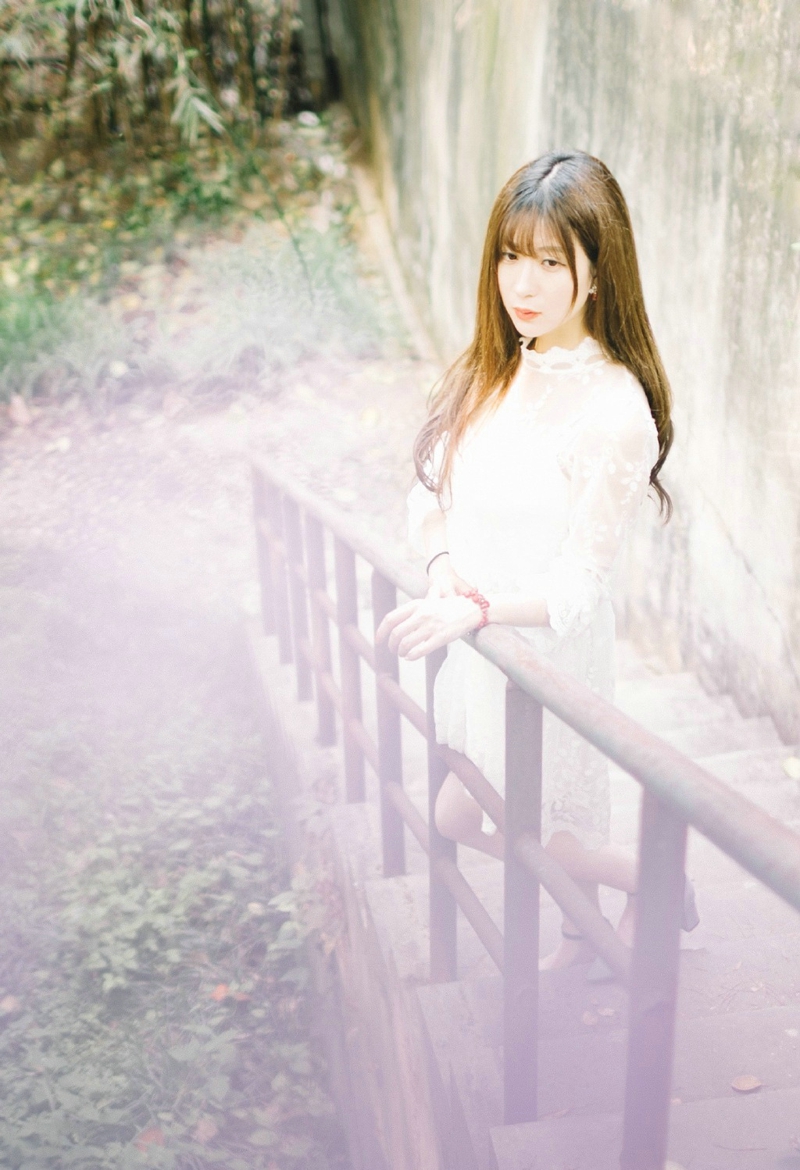 森系美女户外捧花温婉清新写真