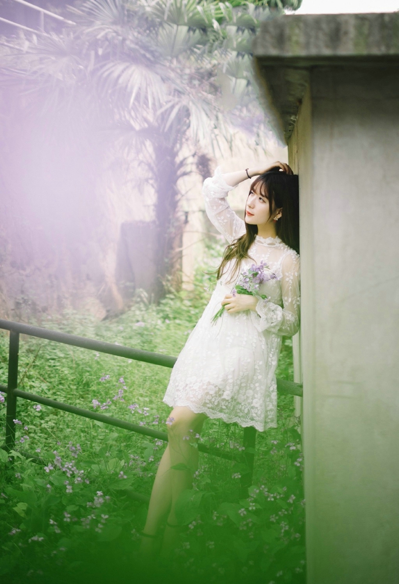 森系美女户外捧花温婉清新写真
