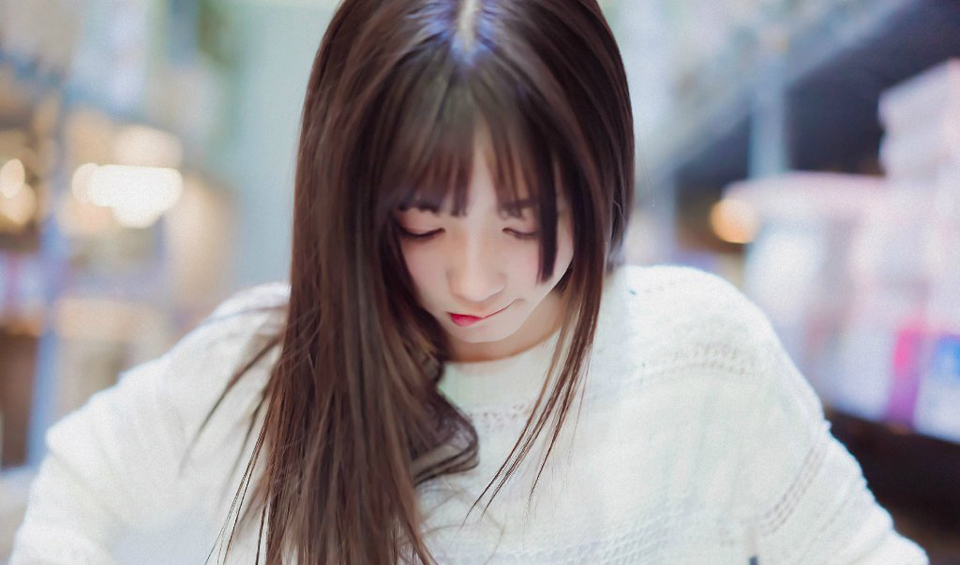 白皙甜美少女宜家随拍俏皮可爱