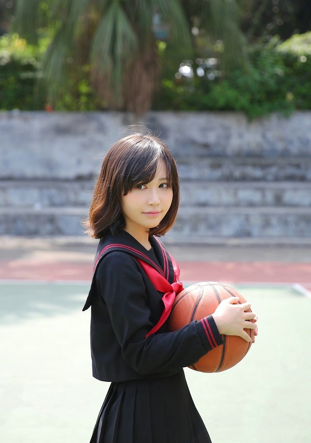 短发活力姑娘享受校园里的甜美时光