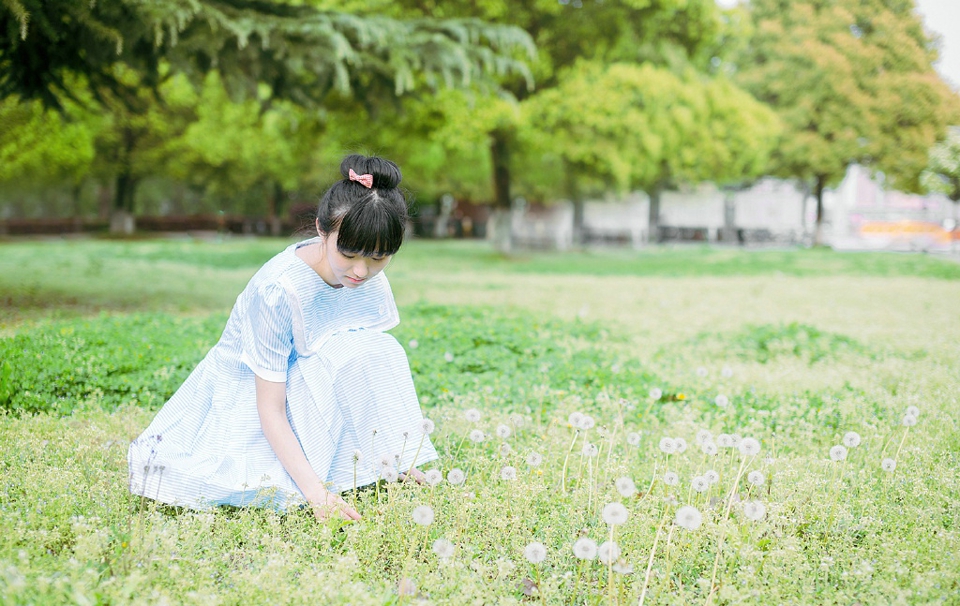 清新可爱丸子头萌妹子户外纯美写真