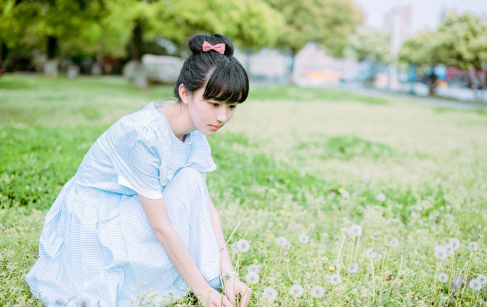 清新可爱丸子头萌妹子户外纯美写真