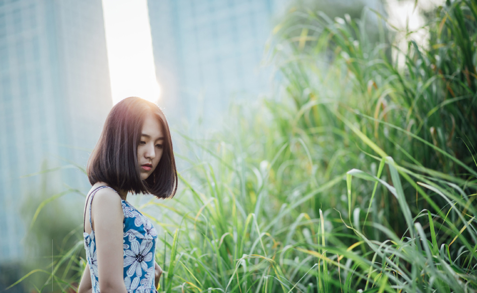 吊带裙中分少女野外写真气质逼人