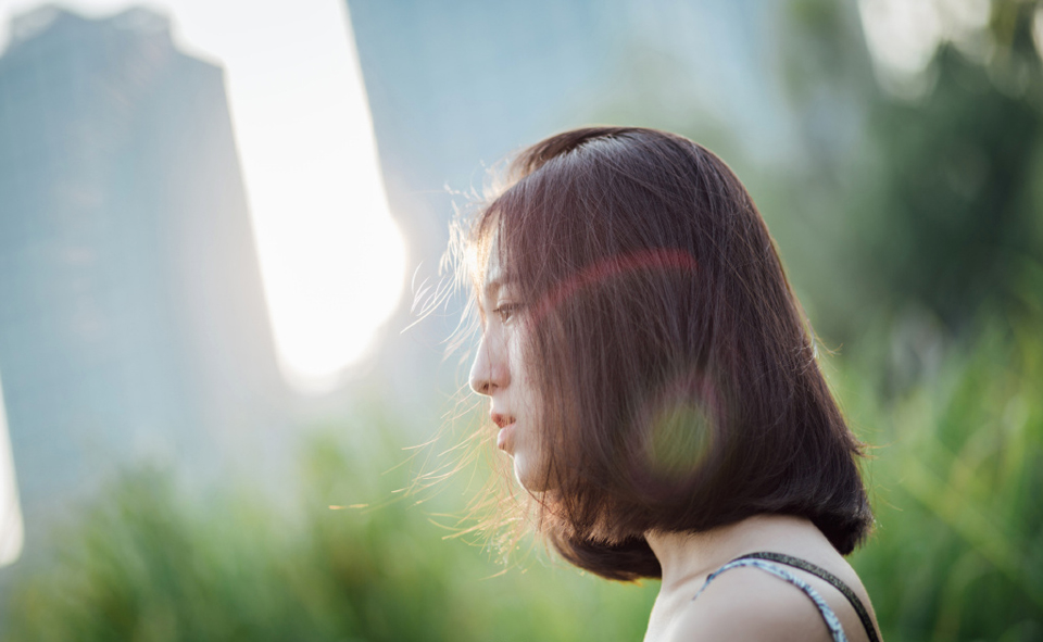 吊带裙中分少女野外写真气质逼人