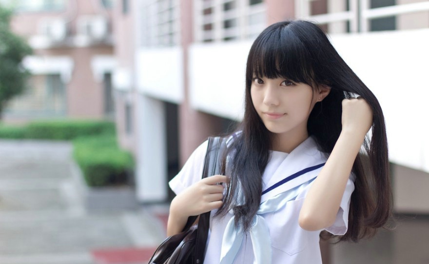 清纯可爱的黑长直学生妹度过周末的小时光