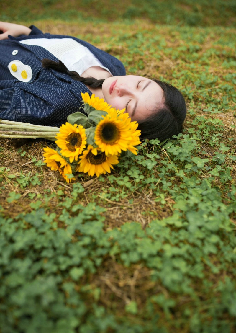 清新妹子户外向日葵养眼耀眼麻花辫