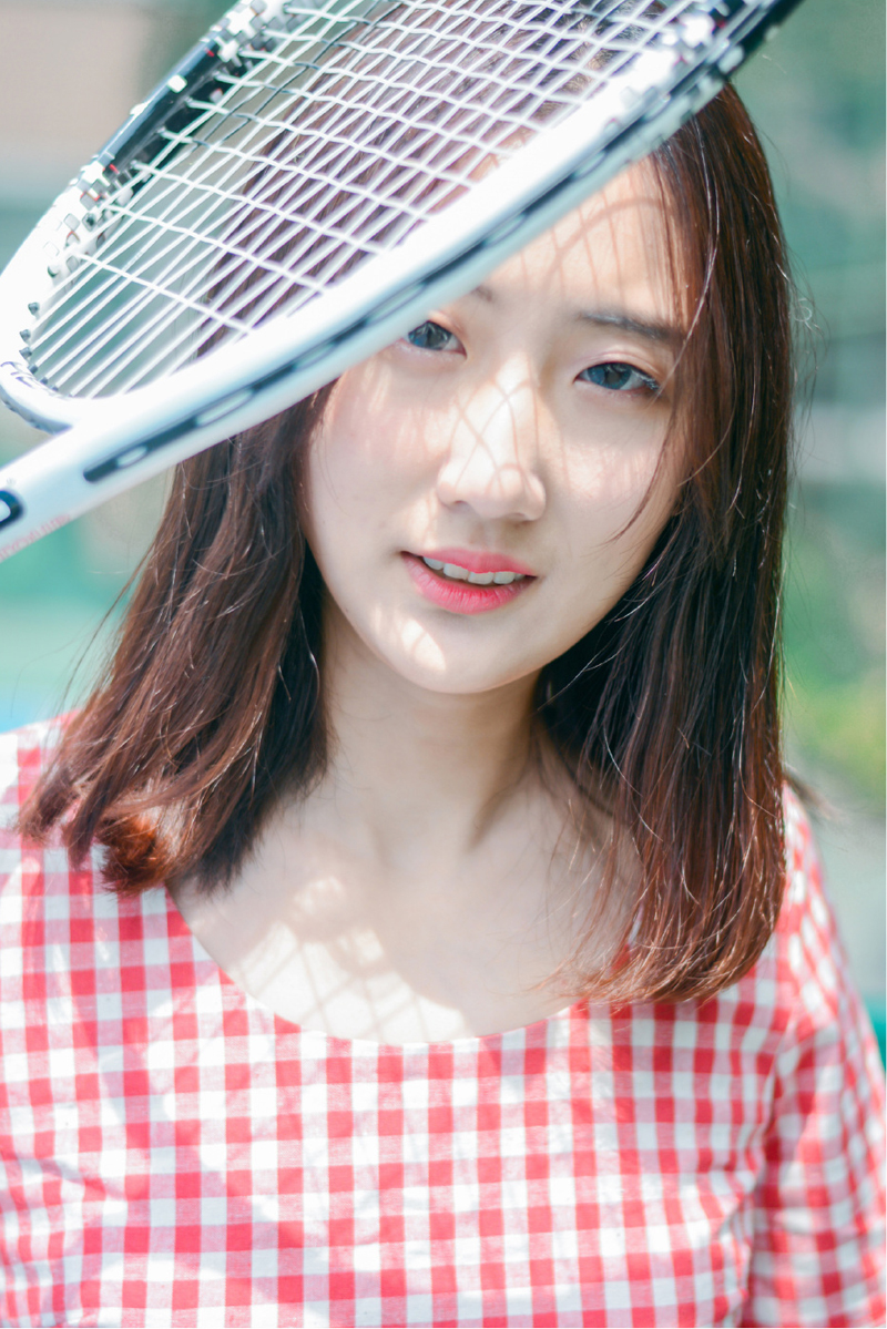 网球少女青春写真操场上挥洒汗水