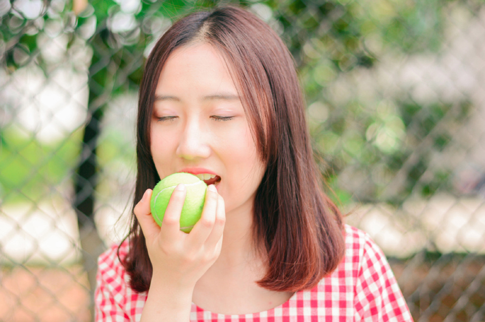 网球少女青春写真操场上挥洒汗水