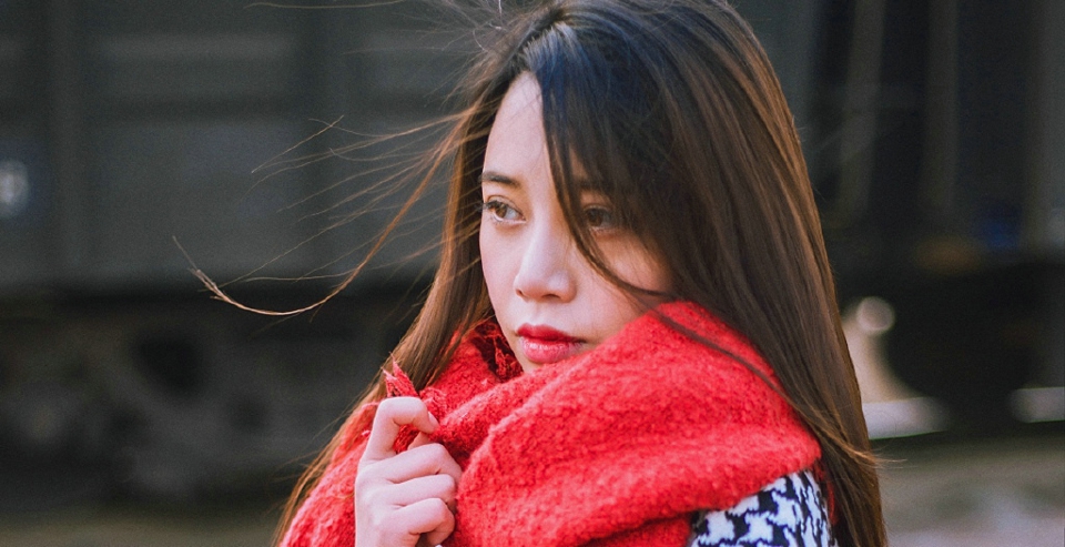 气质美女铁轨文静美艳吸人眼球