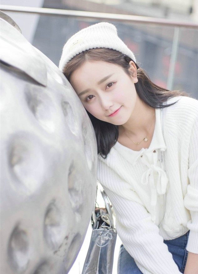 阳光白皙的甜美小妹抒写最真实的自我