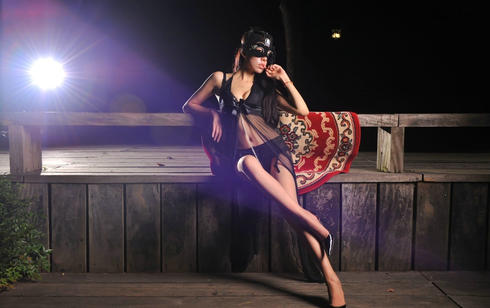 坐在木桥上的黑纱裙内衣美女展现完美的身材