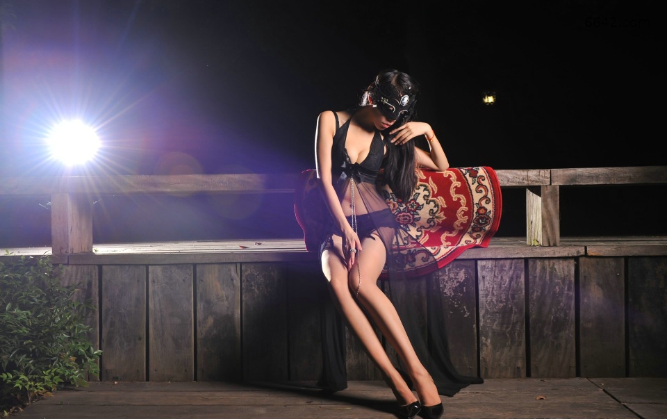 坐在木桥上的黑纱裙内衣美女展现完美的身材