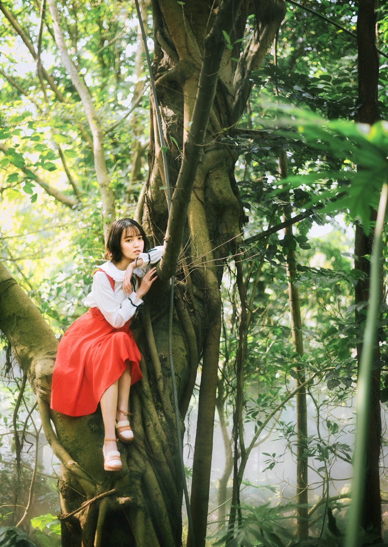 短发迷人少女森林内的孤独迷人写真