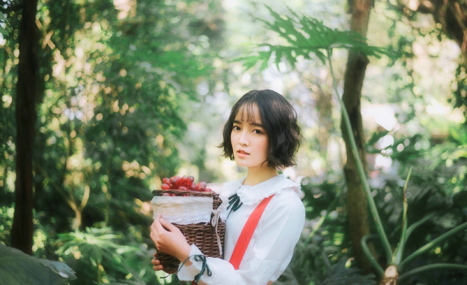 短发迷人少女森林内的孤独迷人写真