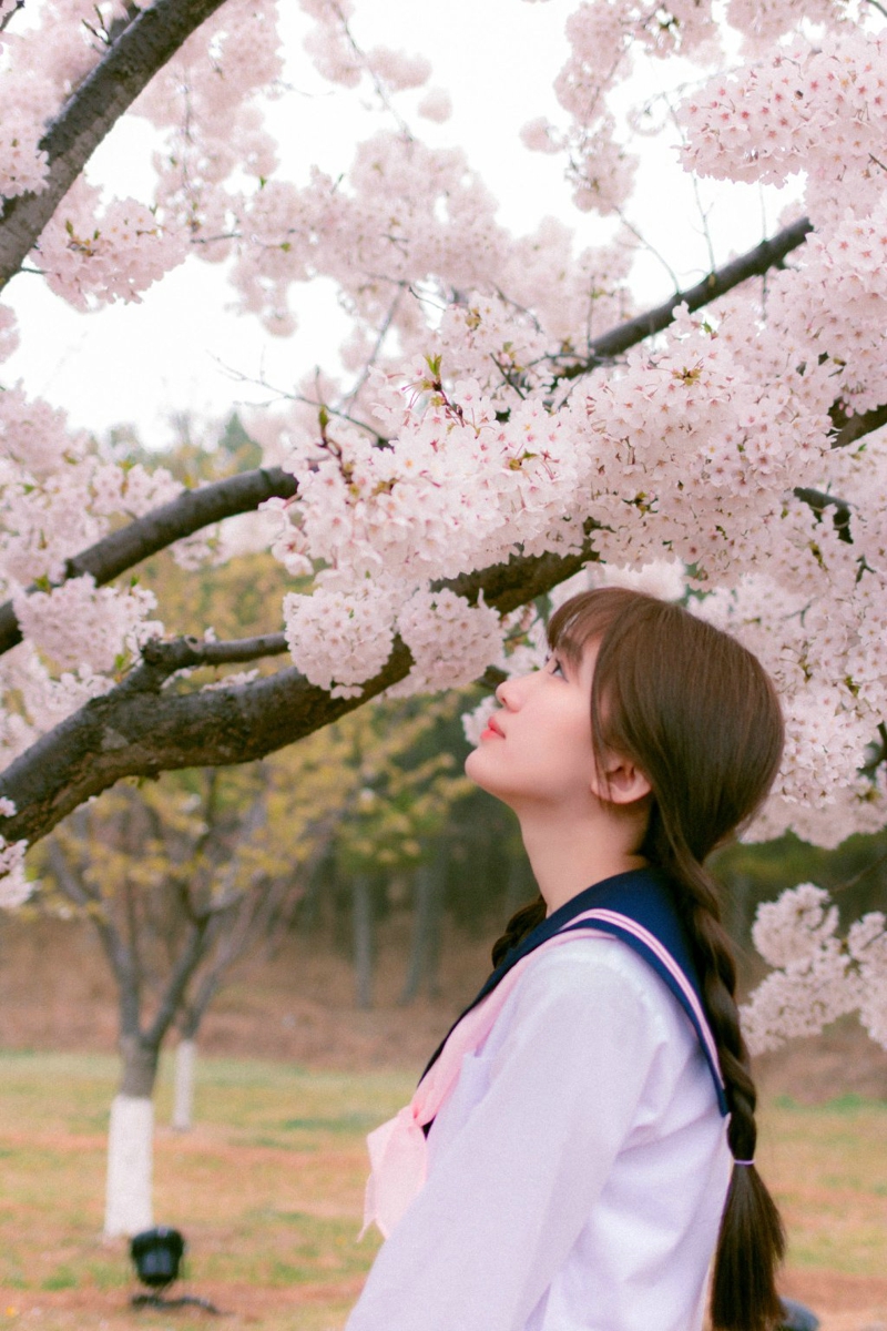 粉嫩学生妹雨中清澈眼神甜美动人