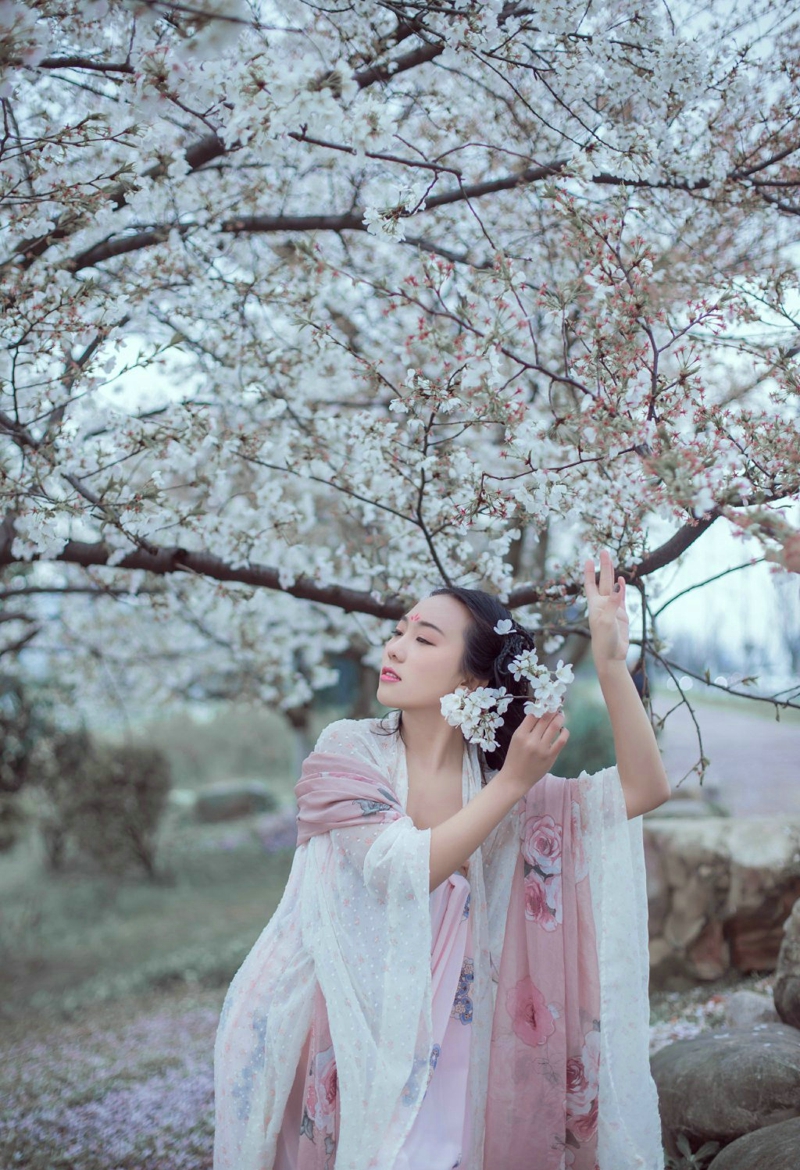 樱花树下的明艳古装美女温婉恬静