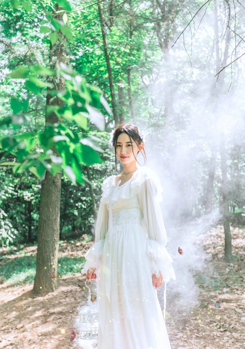 森林气质美女白纱雾气缭绕仙女下凡