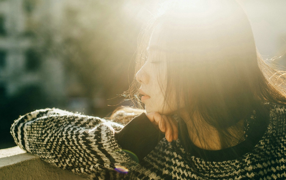 成熟气质美女户外随风吹动秀发养眼笑容