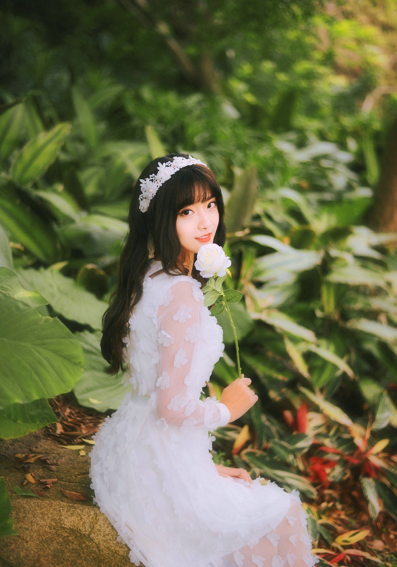 森林内的甜美白色长裙少女清新自然