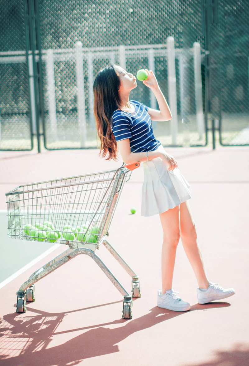 清纯少女网球场魅力写真可爱俏皮