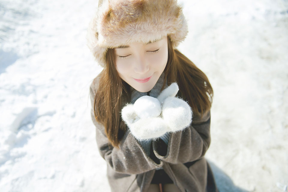 雪地里有个爱玩爱嬉闹的养眼妹子阳光动人