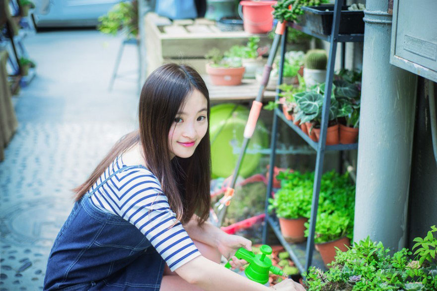 明媚少女居家写真俏皮可爱