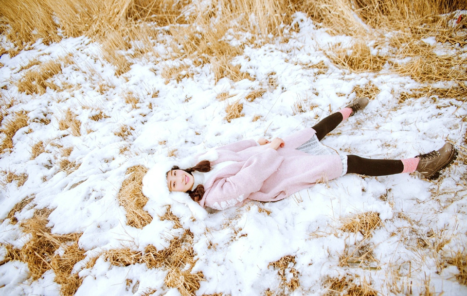 清新粉嫩少女荒野天地甜美活泼可人写真