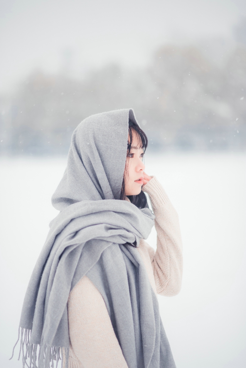 校园美女下雪天里纯白干净柔美意境写真