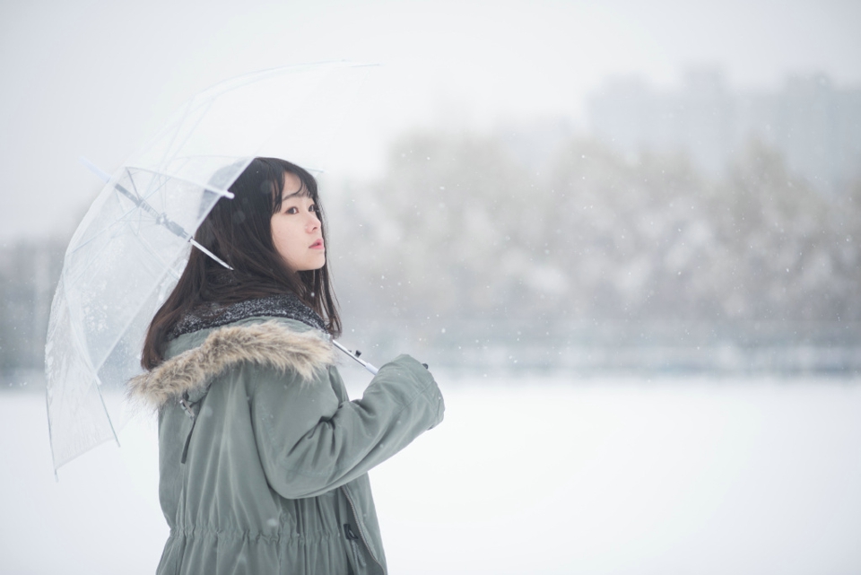 校园美女下雪天里纯白干净柔美意境写真