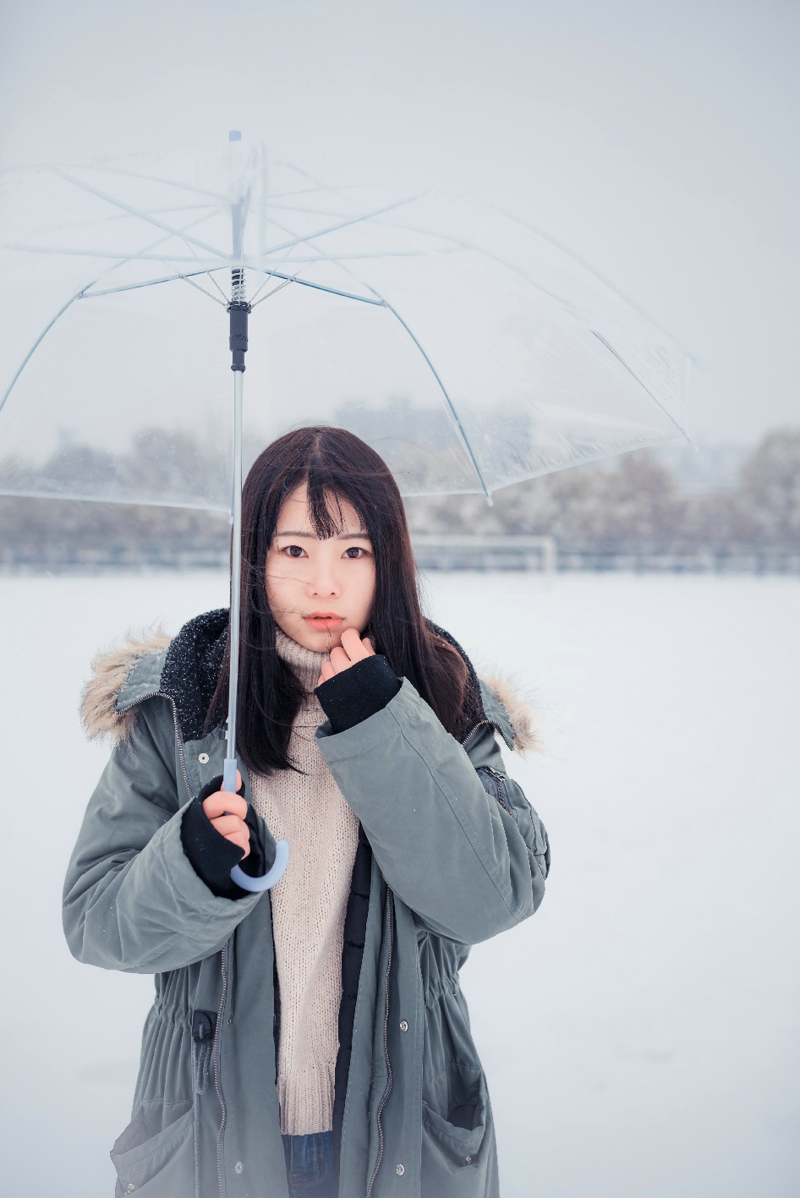 校园美女下雪天里纯白干净柔美意境写真