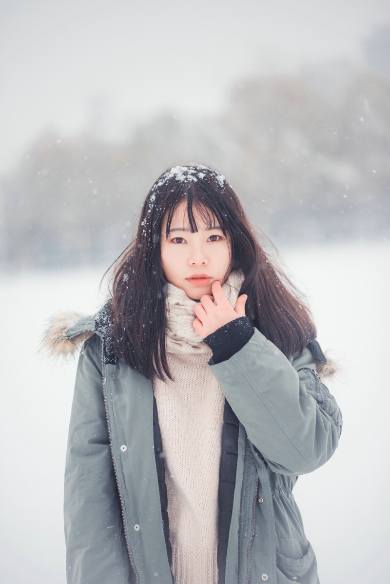 校园美女下雪天里纯白干净柔美意境写真