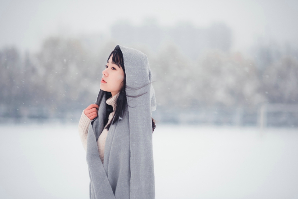 校园美女下雪天里纯白干净柔美意境写真