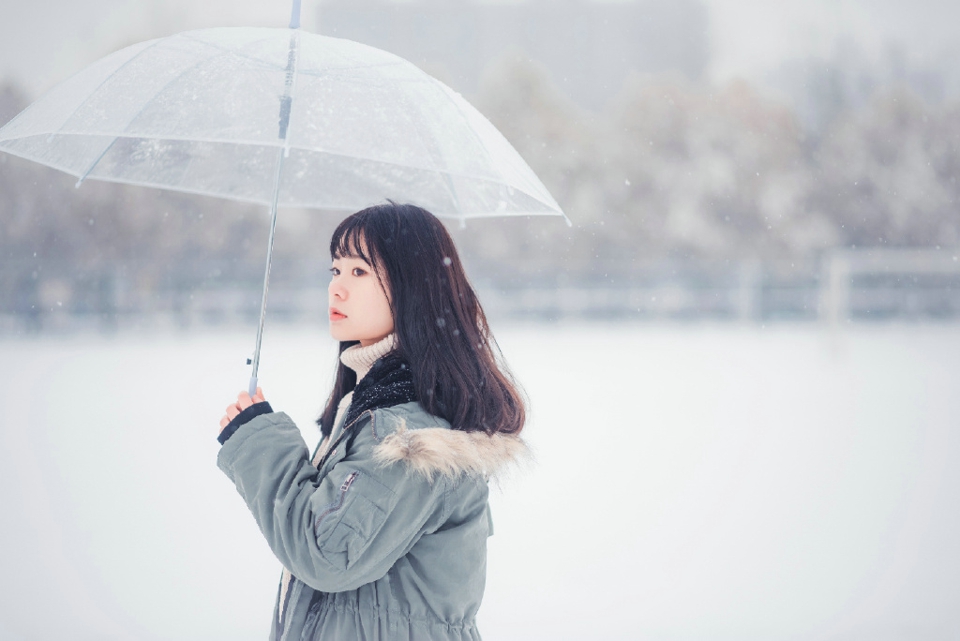 校园美女下雪天里纯白干净柔美意境写真