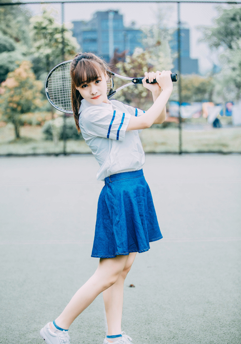 马尾辫俏皮女生网球写真青春活力