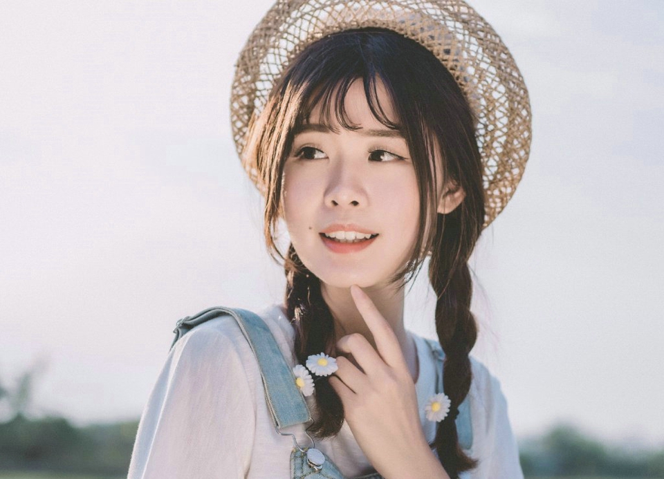 可爱少女户外背带裤长腿迷人写真