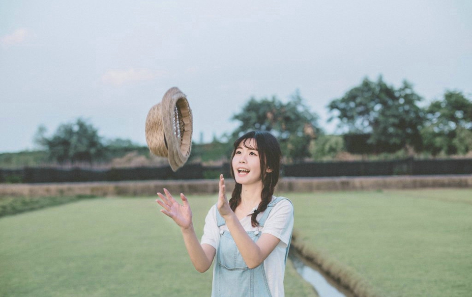 可爱少女户外背带裤长腿迷人写真