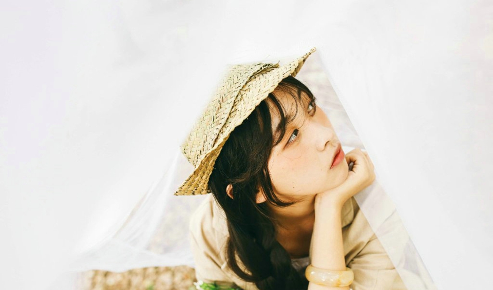 气质轻熟女森林深处养眼寂寞写真